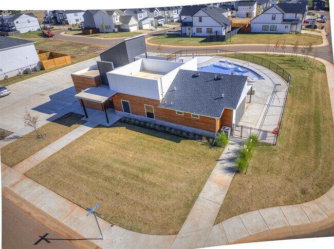 Building Photo - 2633 Crescent Ave