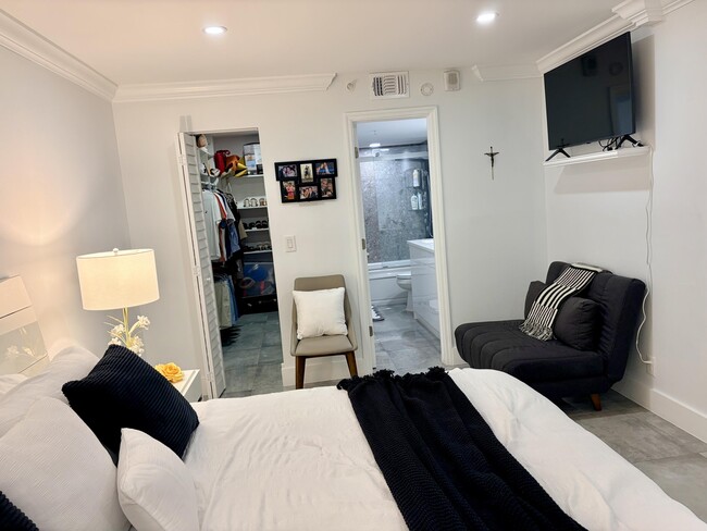 Building Photo - 1505 N Riverside Dr