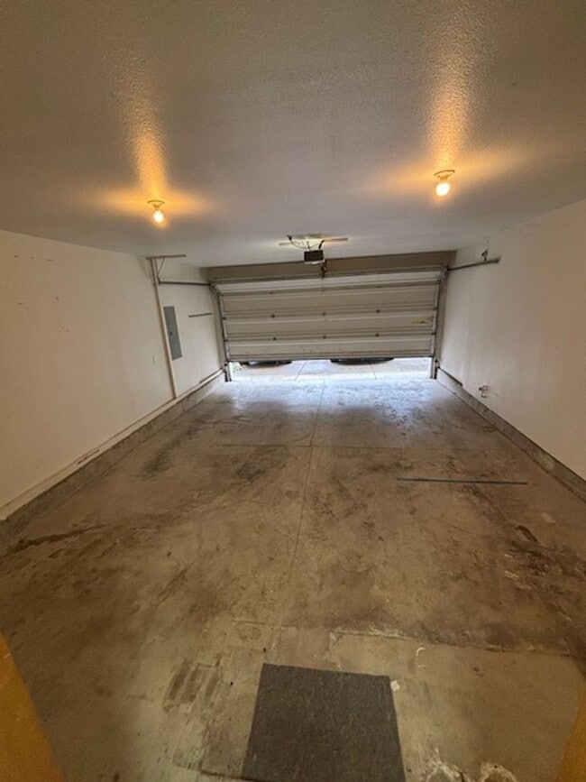 Building Photo - 3 Bedroom 2.5 Bath Newberg OR