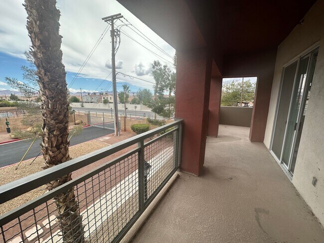 Building Photo - Guard gated Park Ave Condo