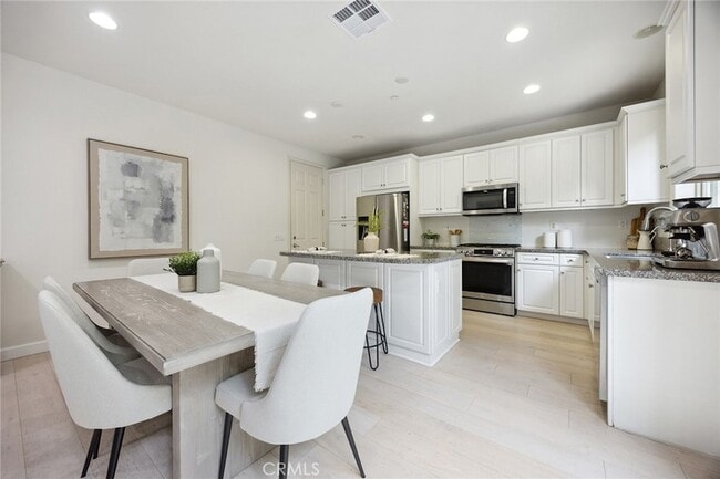 Building Photo - 210 Desert Bloom