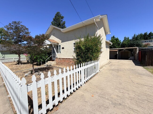 Building Photo - 2/1 Home in Livermore Available Now!