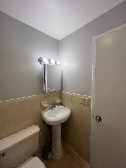 Building Photo - 30 Carolyn Terrace