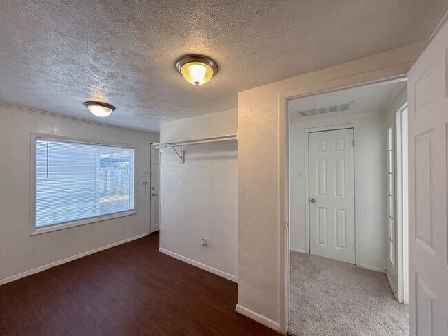 Building Photo - 1201 Bolivar St