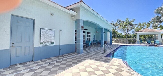 Building Photo - 1935 Gardenia Ct