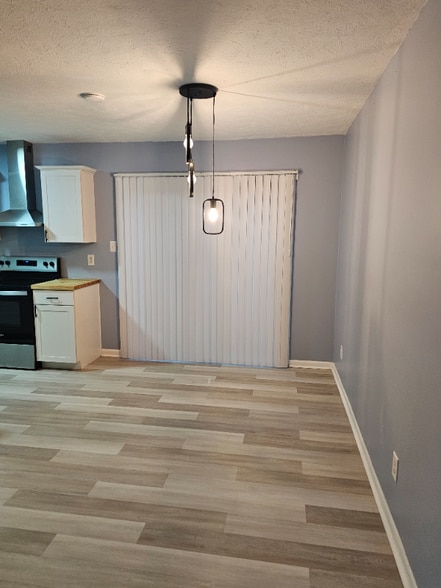 Building Photo - 719 Hedgelawn Way