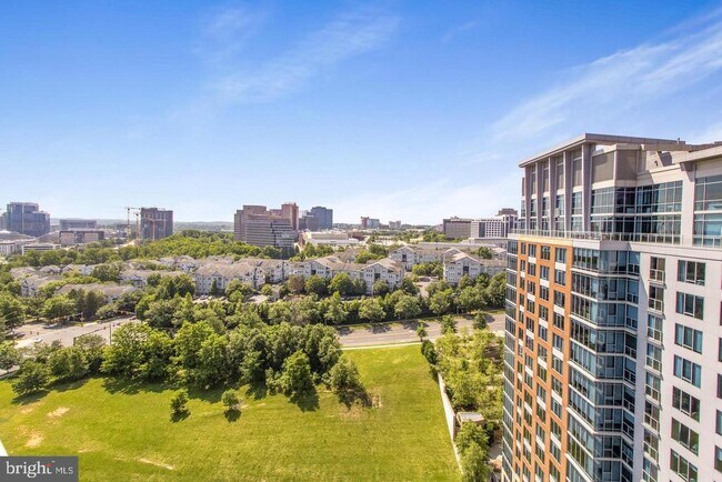 Building Photo - 8220 Crestwood Heights Dr