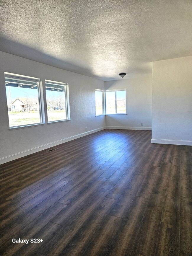 Building Photo - Newly Renovated Country Home