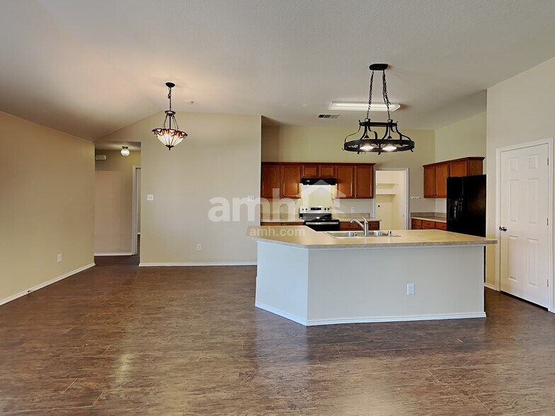 Building Photo - 530 Hickory Ln