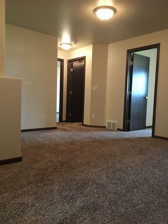 Building Photo - 3 Bed 2 Bath Twin Home