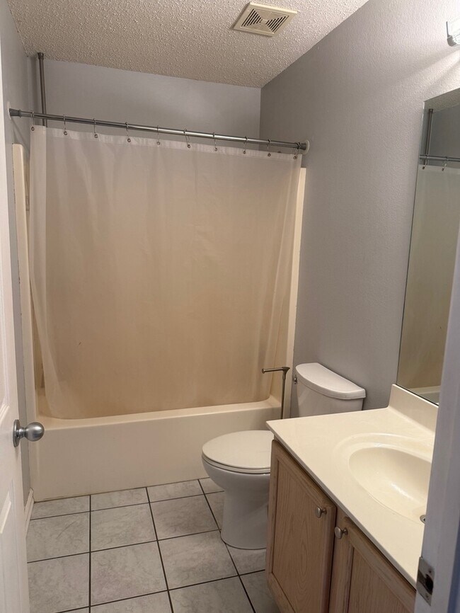 Building Photo - 4 bedroom 2.5 Bath 1.5 Story Home In Fox S...