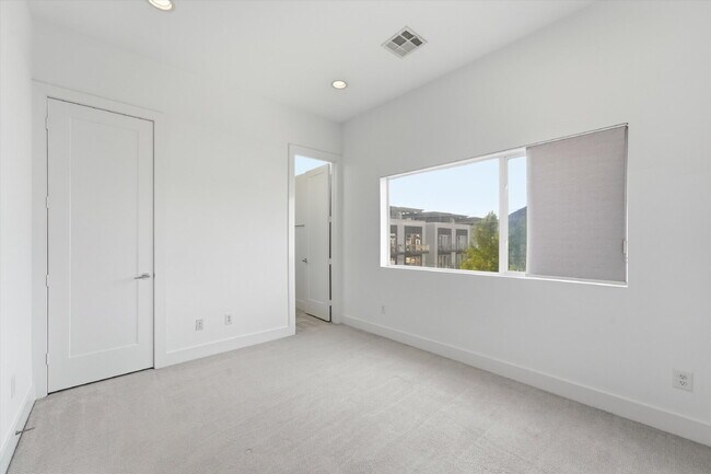 Building Photo - 1155 W 17th St
