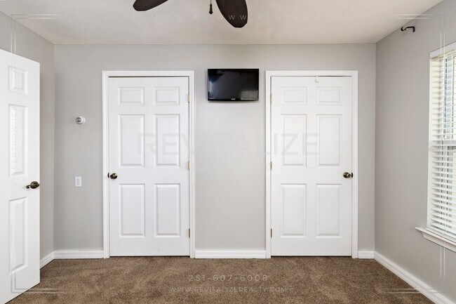 Building Photo - **COMING SOON** Stunning 2 Bedroom/2.5 Bat...
