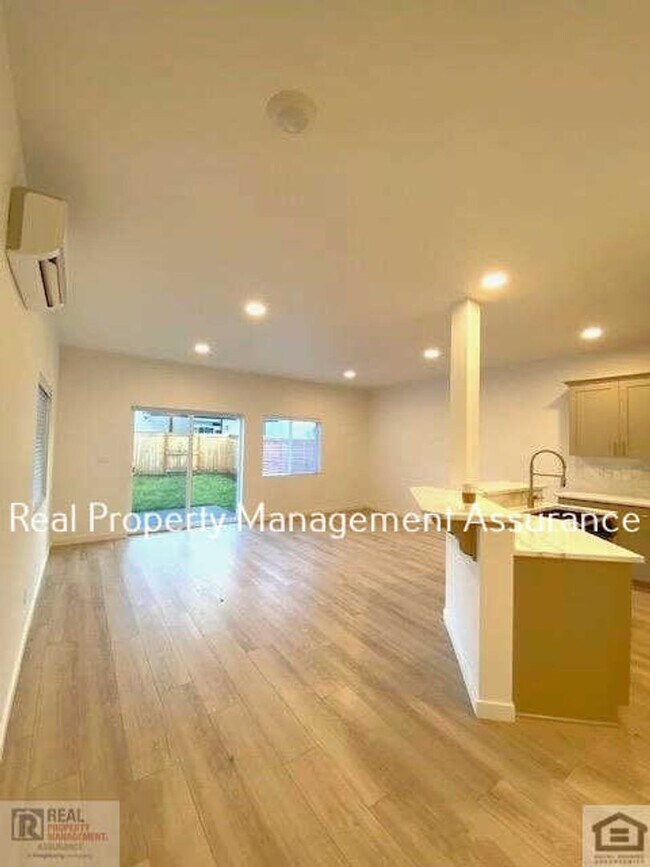 Building Photo - Modern 3 Bedroom Duplex With Garage!!