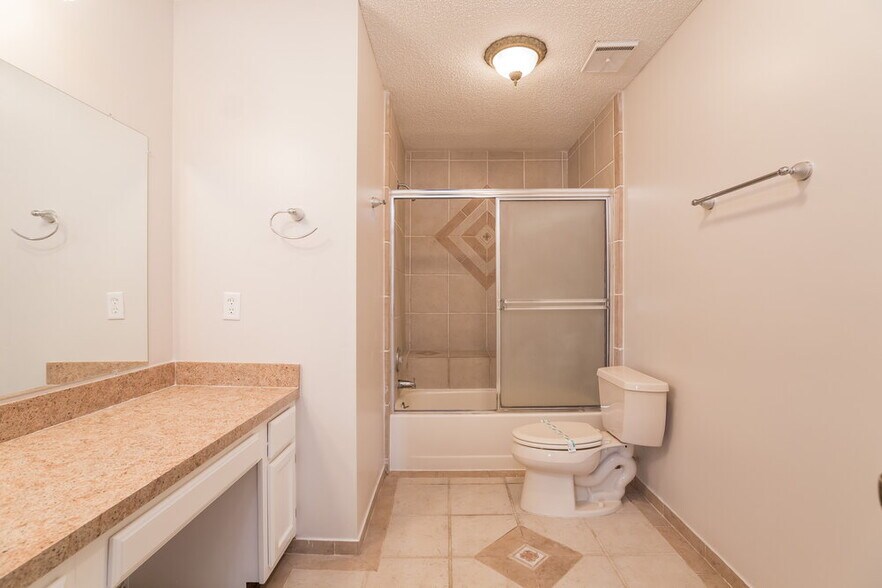 Building Photo - 402 E Springtree Way