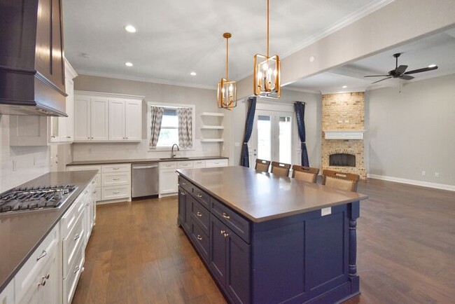 Building Photo - Stunning 4 Bed 2 Bath!