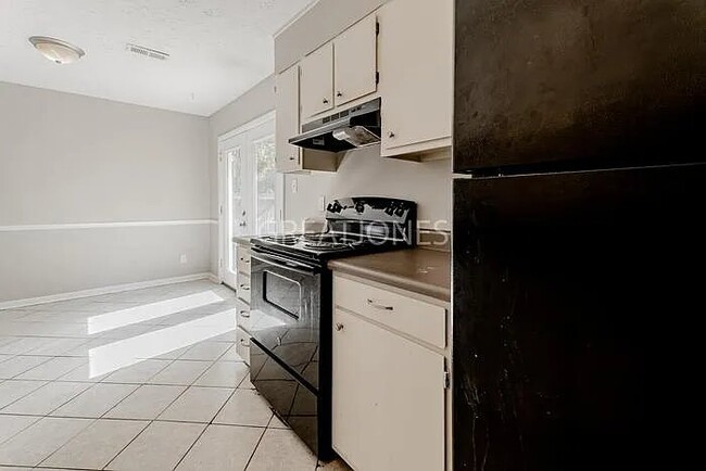 Building Photo - 3536 Torbay Dr