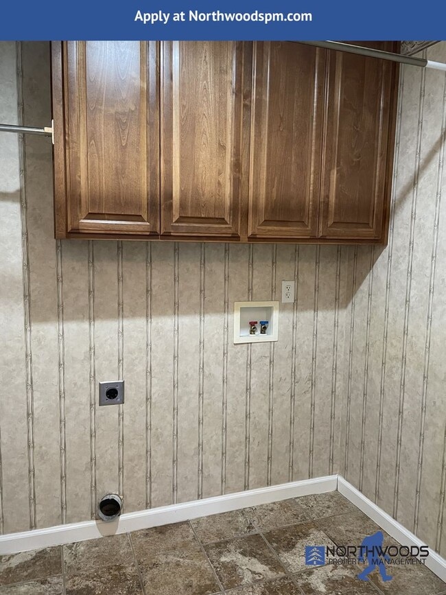 Building Photo - Lots of Room- 3 Bedroom 2 Bath Home with B...