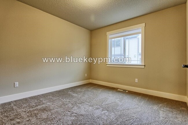 Building Photo - 4 Bed  3 Bath Home in Bethany Across From ...