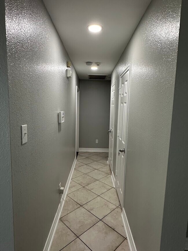 Building Photo - 15103 Possumwood Dr