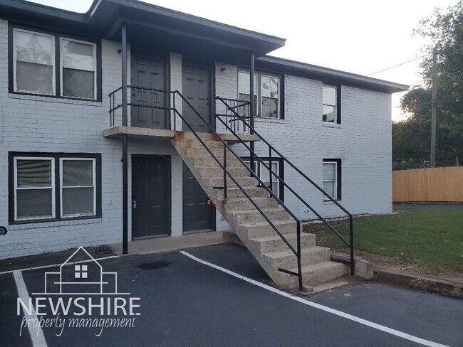 Building Photo - Townhome! Hampton Avenue Apartments — Comfortable Greenville Living Close to Everything
