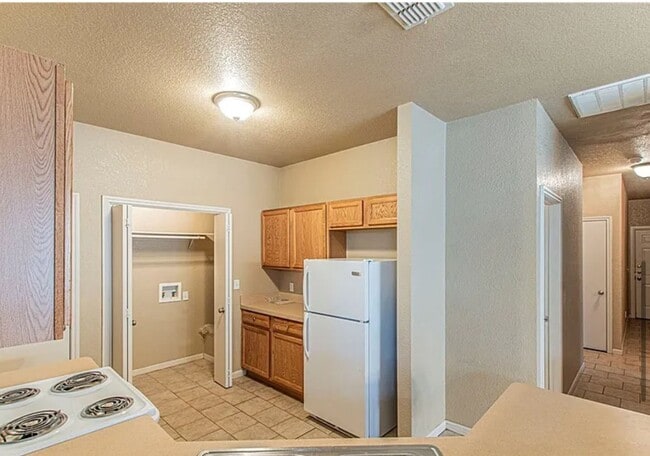 Building Photo - AVAILABLE NOW! (SECTION 8 ACCEPTED)