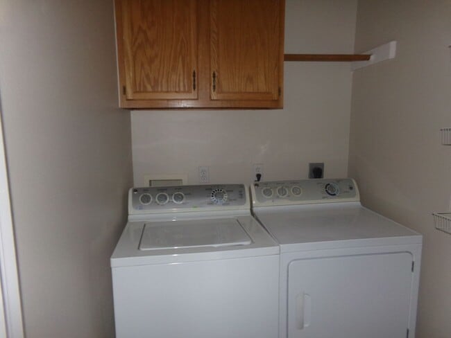 Building Photo - 901 Cook St