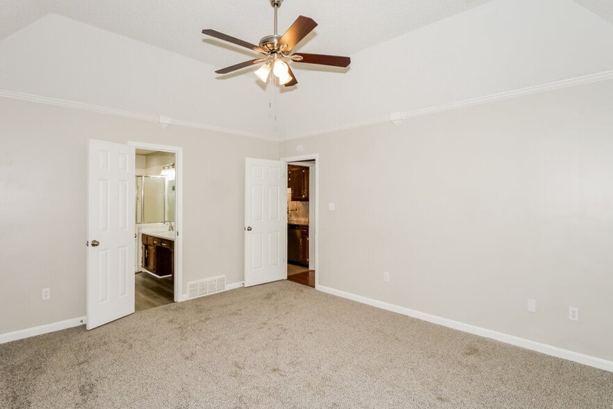 Building Photo - 1163 Carriage Dr S