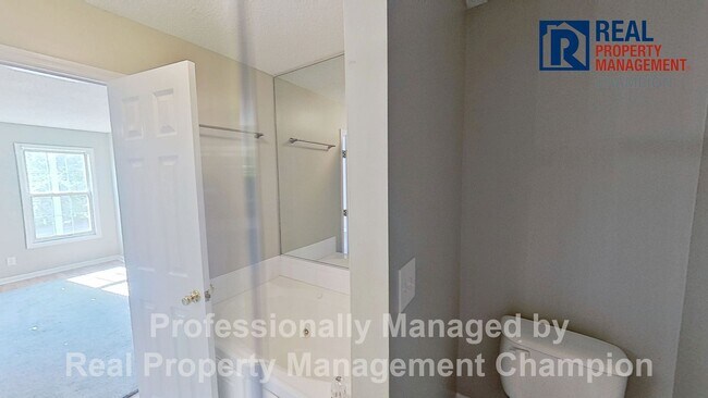 Building Photo - Spacious Upper Level Condo w/Open Floorplan and Split Bedrooms