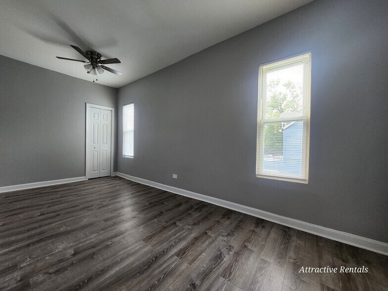 Building Photo - 707 E 92nd Pl