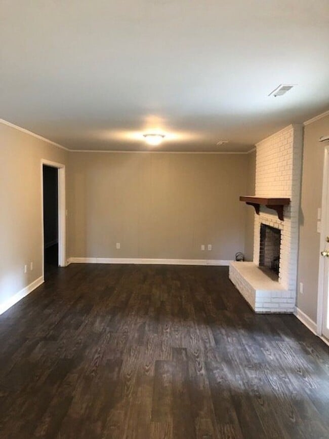 Building Photo - Large yard 3Bedroom 2 full bath