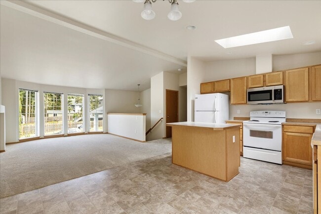 Building Photo - Beautiful Spacious 4 Bedroom 2.75 Bathroom...