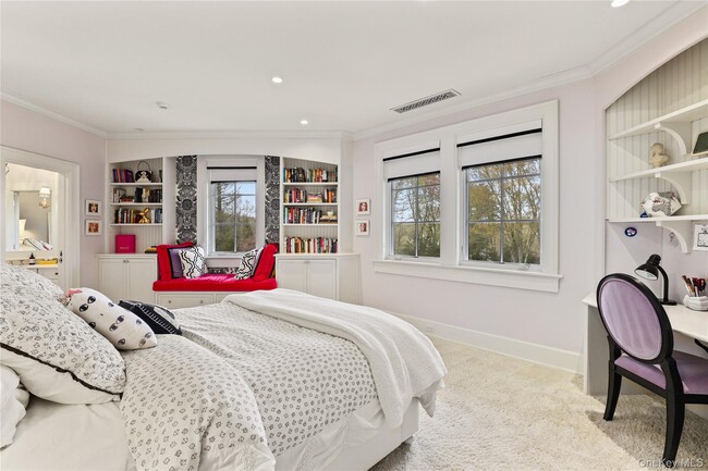 Building Photo - 10 Upland Rd N