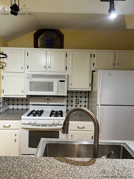 Building Photo - 33 Princeton St