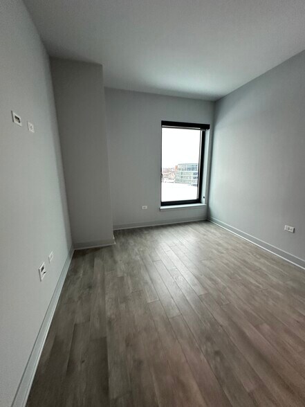 Building Photo - 1025 W Addison St