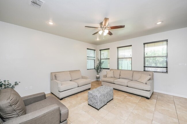 Building Photo - 9813 Sandhill Dr
