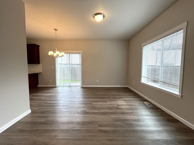 Building Photo - Well-Appointed 4BR/2.5BA Home with Spacious Living Areas & Modern Kitchen