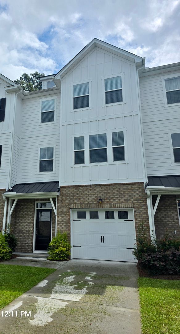 Building Photo - Beautiful 4 bedroom + flex space - Wescott...