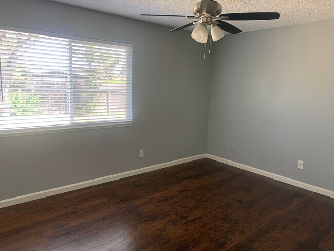 Building Photo - Just reduced to $2595 for immediate move in!