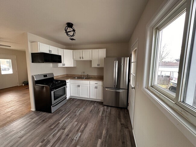 Building Photo - 693 N Cherry St