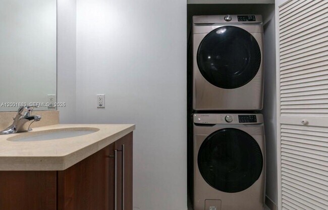 Building Photo - 1111 SW 1st Ave