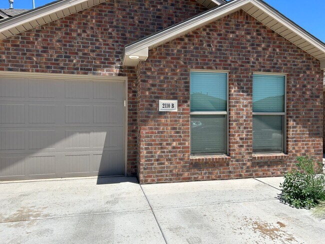 Primary Photo - 3 bed 2 bath Duplex Available