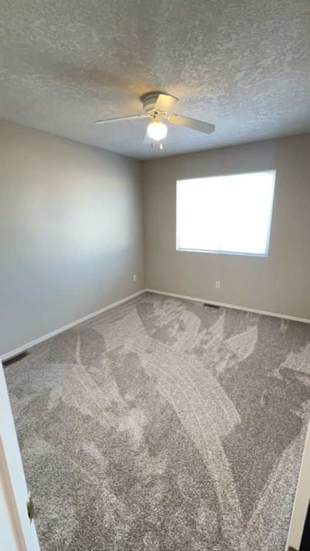 Building Photo - Beautiful 4 Bedroom 2.5 Bath home in the Vista Del Norte Subdivision