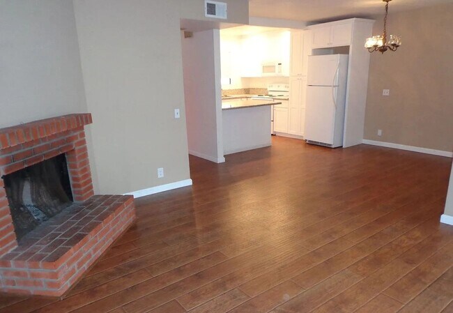 Building Photo - Gorgeous Pacific Beach 2 Bed 2.5 Bath Townhouse