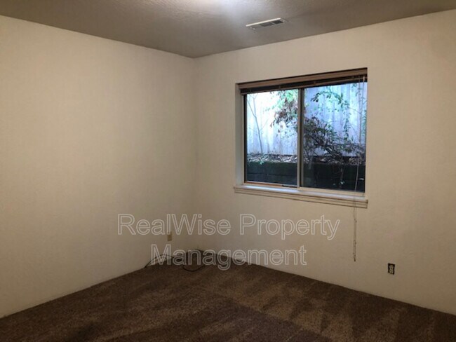 Building Photo - 475 Scenic Dr