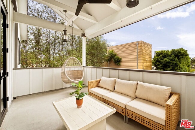 Building Photo - 1023 Superba Ave