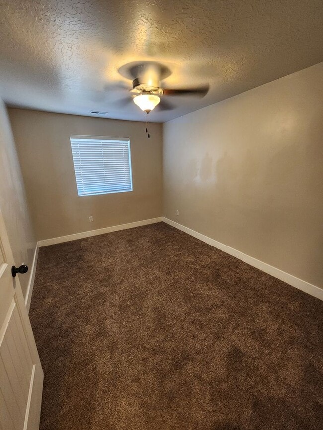 Building Photo - Charming Townhome