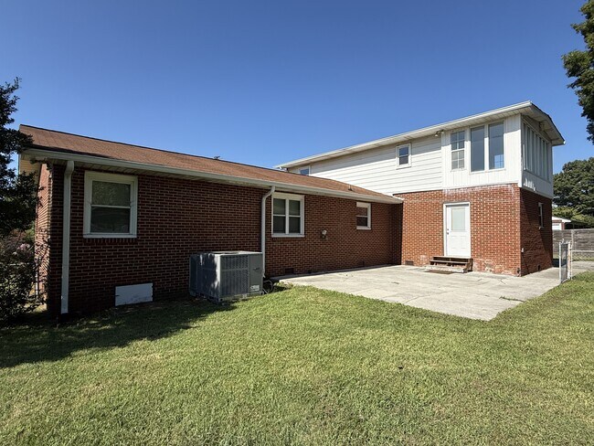 Building Photo - 5312 Rowan Rd