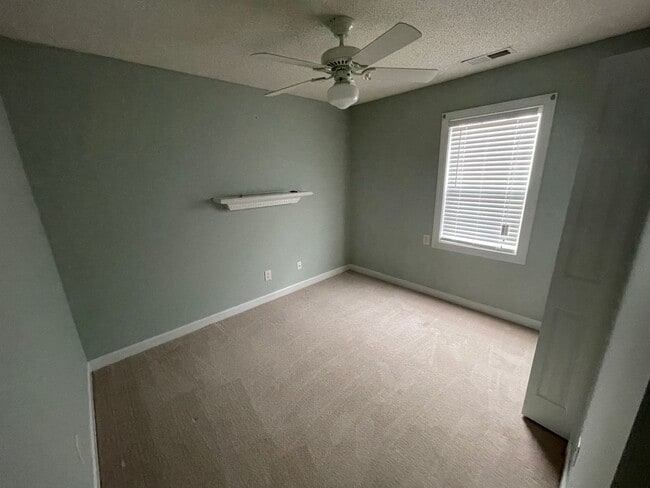 Building Photo - 3 Bedroom 2 Bath Single Family House - Fen...