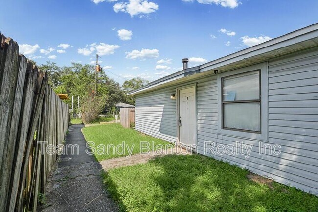 Building Photo - 455 Stara Cir